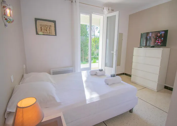 House 8 People Garden Close To The Sea St-raphael Feriehus